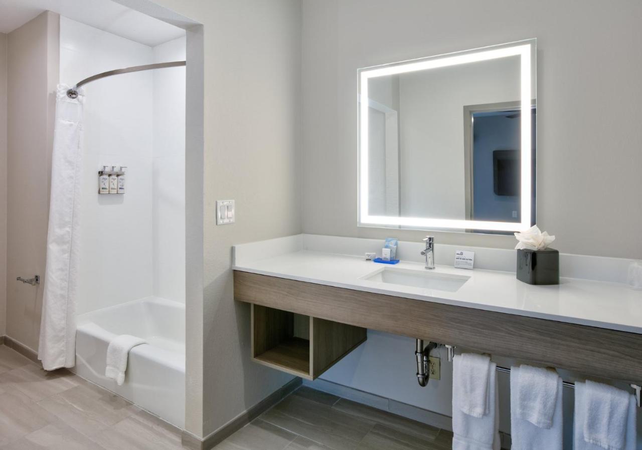 Holiday Inn Express & Suites North Dallas At Preston By Ihg Exterior photo