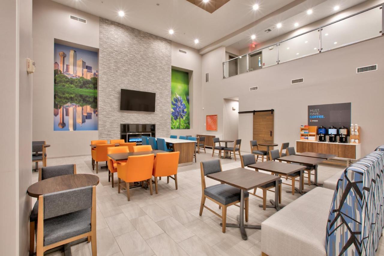 Holiday Inn Express & Suites North Dallas At Preston By Ihg Exterior photo
