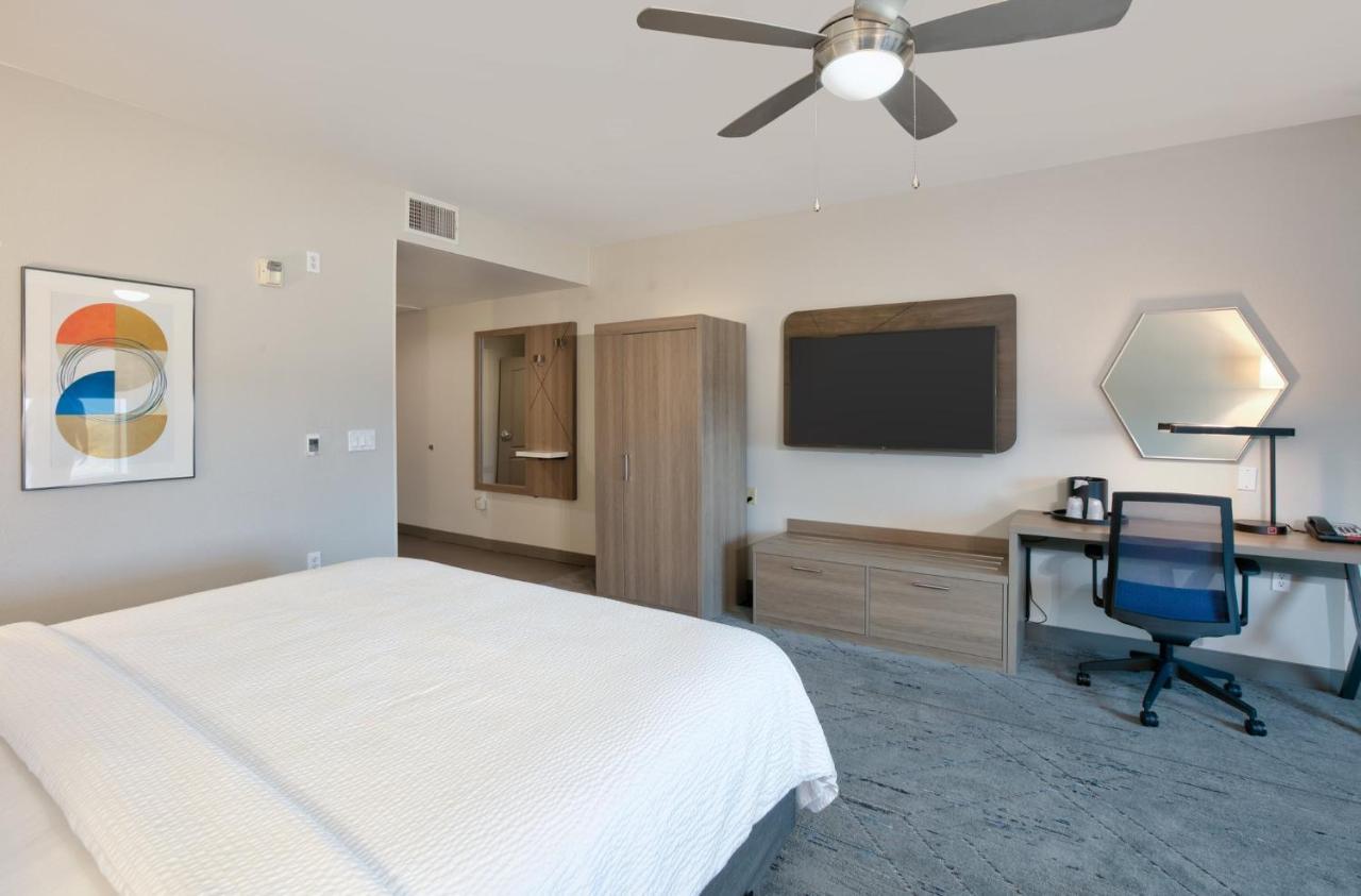 Holiday Inn Express & Suites North Dallas At Preston By Ihg Exterior photo